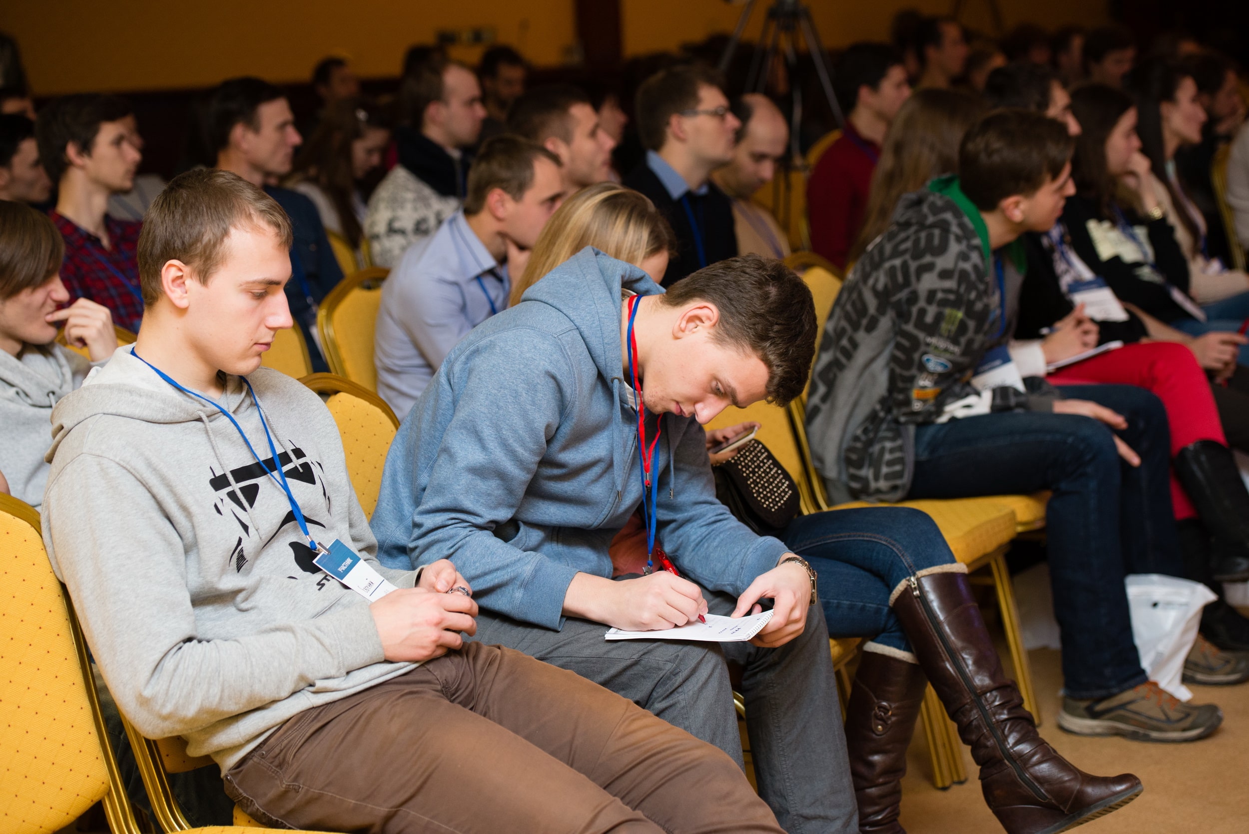 IT-specialists taking part in the IT NonStop conference are making notes