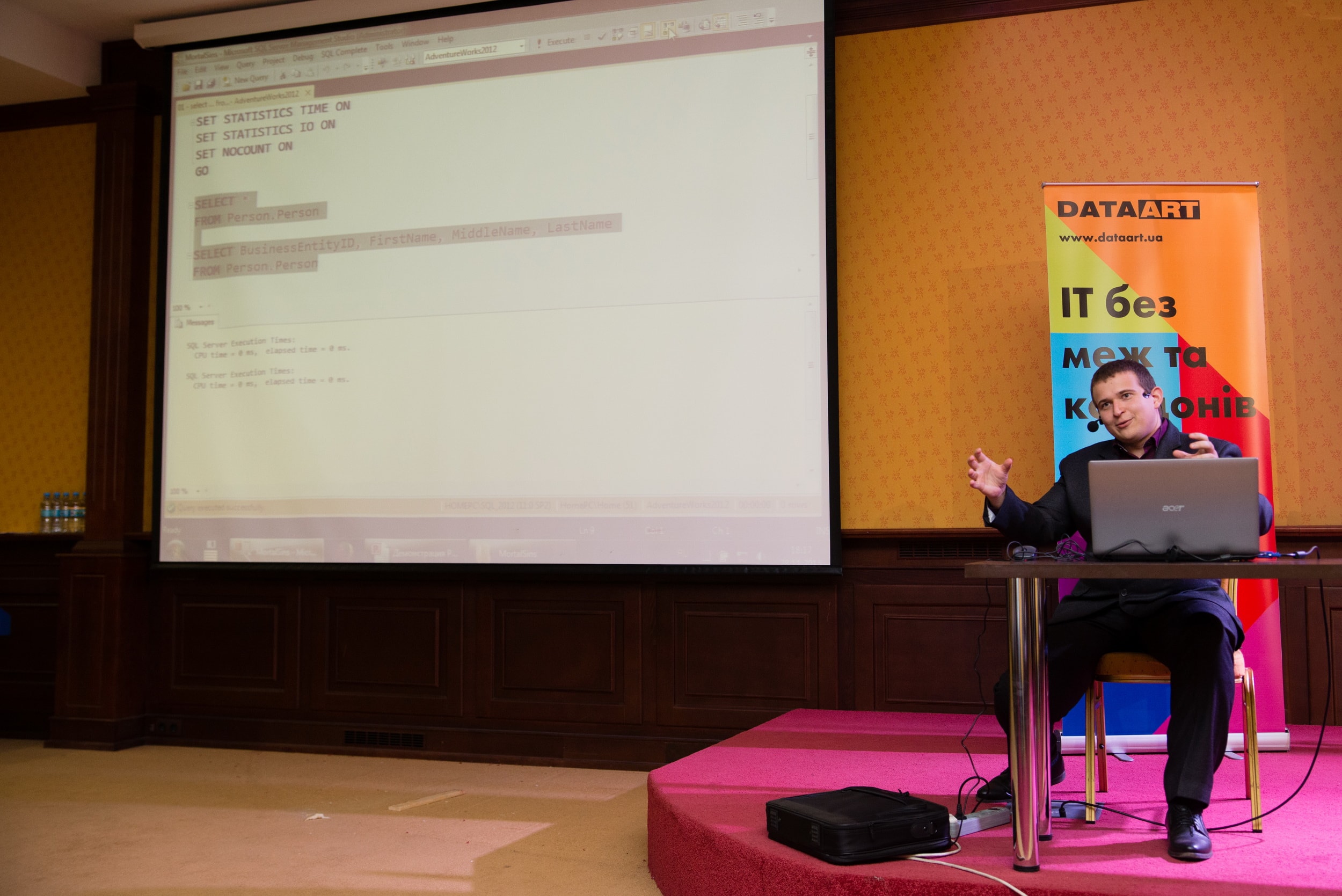 The speaker and the projection screen that displays the SQL Server nuances